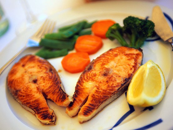 Balık: Omega-3 yağ asitlerinin vücutta en kolay işlem göreni balıklarda bulunur. Omega-3 yağ asitlerinin kalp sağlığı açısından önemli olduğu ve kolesterol seviyelerini düşürdüğü uzun zamandır biliniyor.
