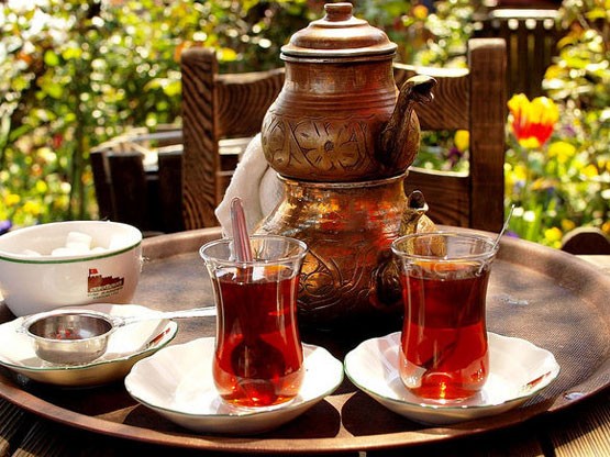 Hepimizin alışkanlığı, güzel bir yemeğin üzerine ilk aklımıza gelen yine siyah çay…