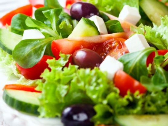 Salata sosunu salatayı yaparken eklemek