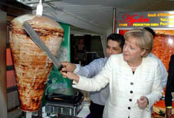 Merkel de döner ustası oldu!