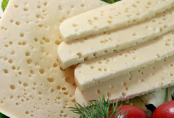 Yağışlar süt ve peynir üretimini artırdı