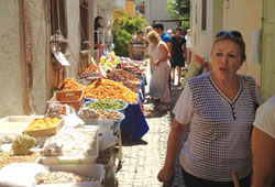 Alışverişe Ayvalık'ta tatil yok