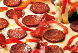 Hileli sucuğu pizza ile vatandaşa yediriyorlar