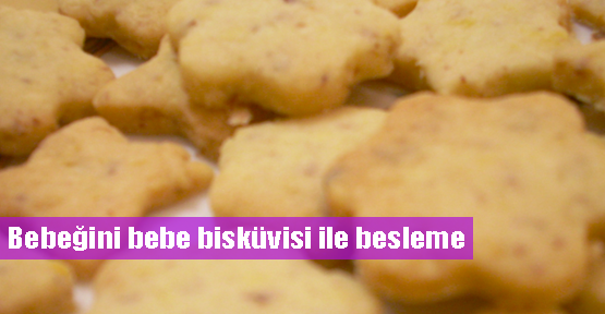 Bebeğini bebe bisküvisi ile besleme