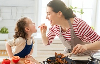 Çocuklara severek yemek yedirecek 5 yöntem