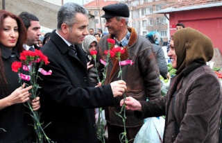 Semt pazarında anlamlı kutlama!