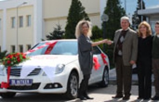 Talihli anahtarını teslim aldı!