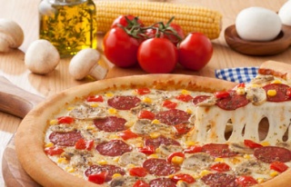 Dominos'tan bol peynirli 'sosyal pizza'