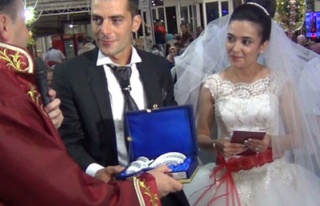 Yeni evlenen her çifte kahve takımı