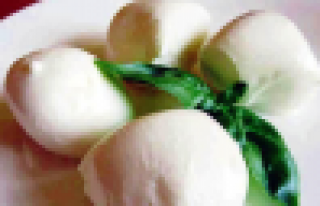 Afyon'da mozzarella üretiliyor