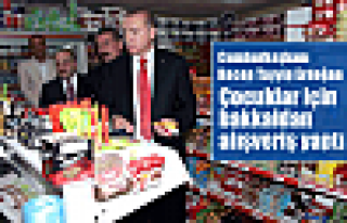 Erdoğan çocuklara çikolata dağıttı