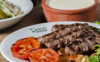 Köfteci Ramiz'den çocuklara destek 