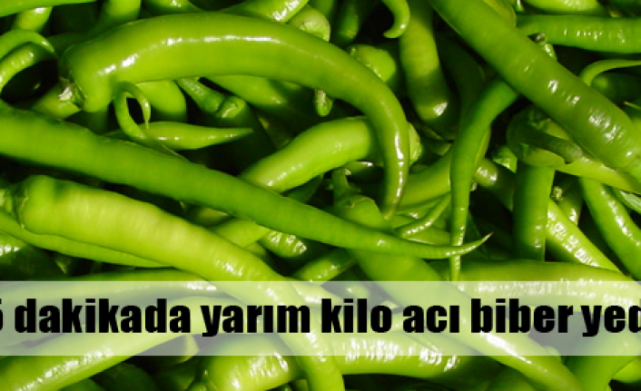 5 dakikada yarım kilo acı biber yedi