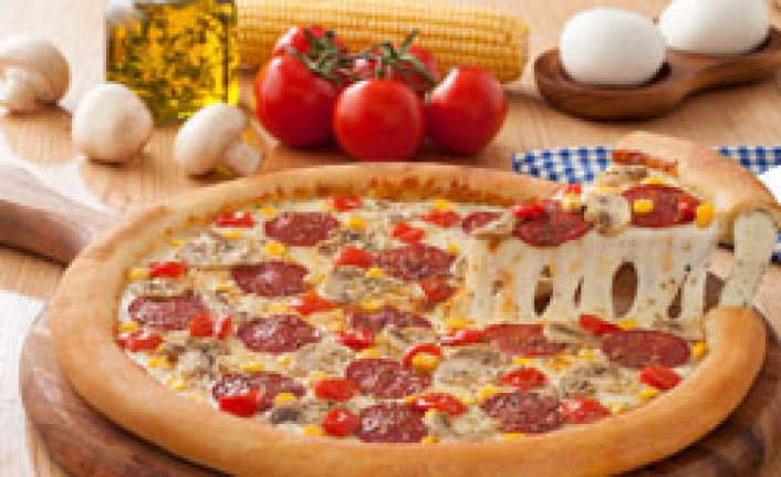 Dominostan bol peynirli sosyal pizza