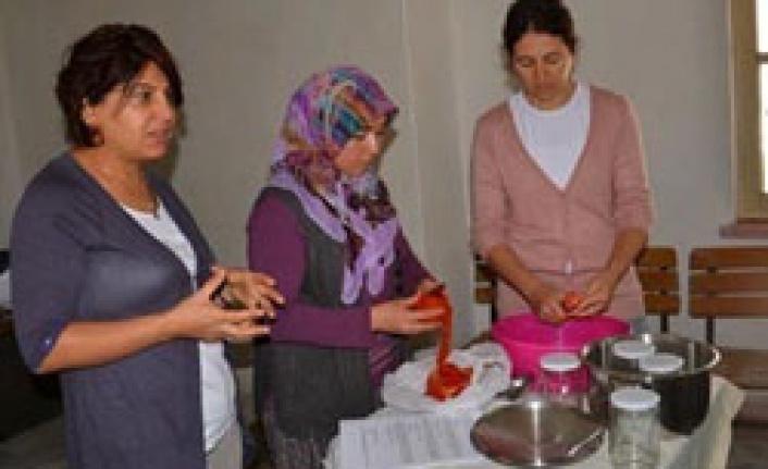 Kadın çiftçilere konserve yapımı eğitimi