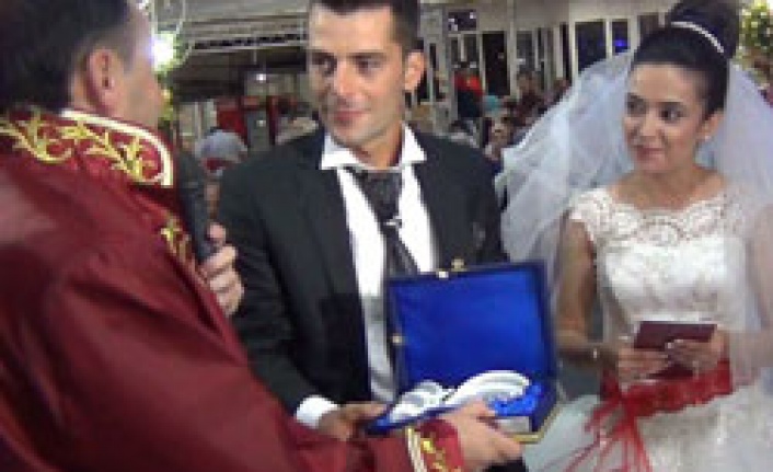 Yeni evlenen her çifte kahve takımı